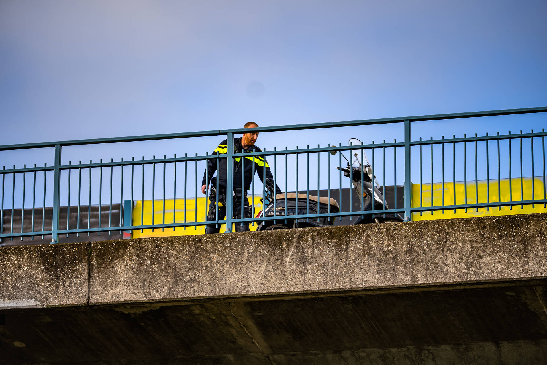 Scooterrijder valt van fietsbrug en raakt zwaargewond