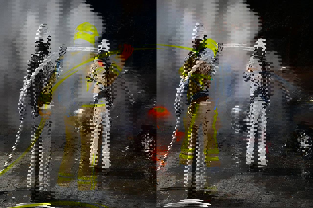 Geparkeerde auto opnieuw in brand