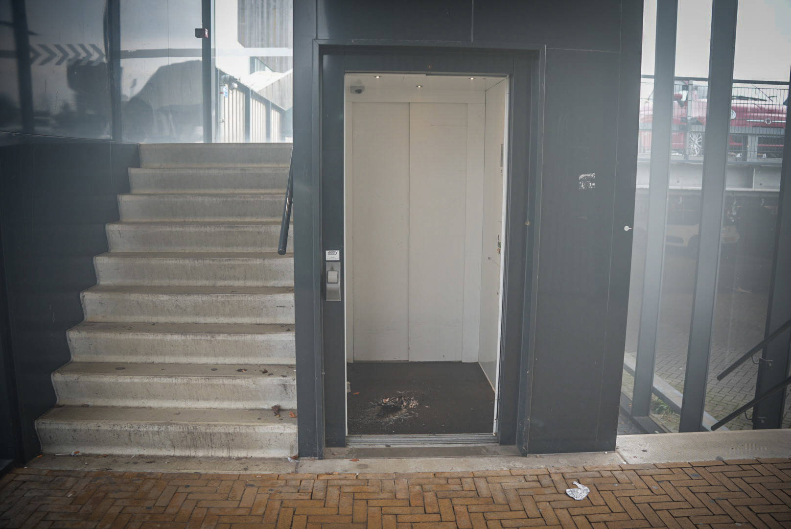 Vuurwerk in lift zorgt voor rookontwikkeling op station