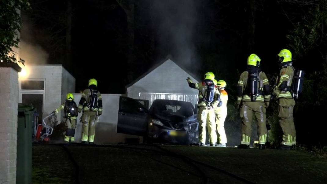 UPDATE: Knallen en brand bij woning, politie onderzoekt mogelijke brandstichting