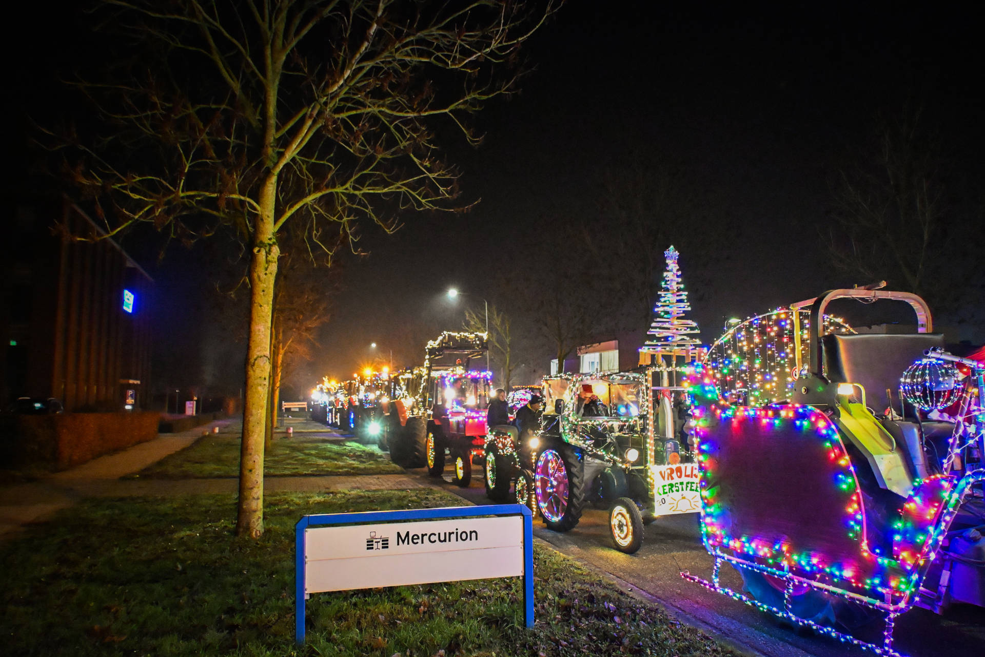Verlichte trekkertocht trekt veel bekijks