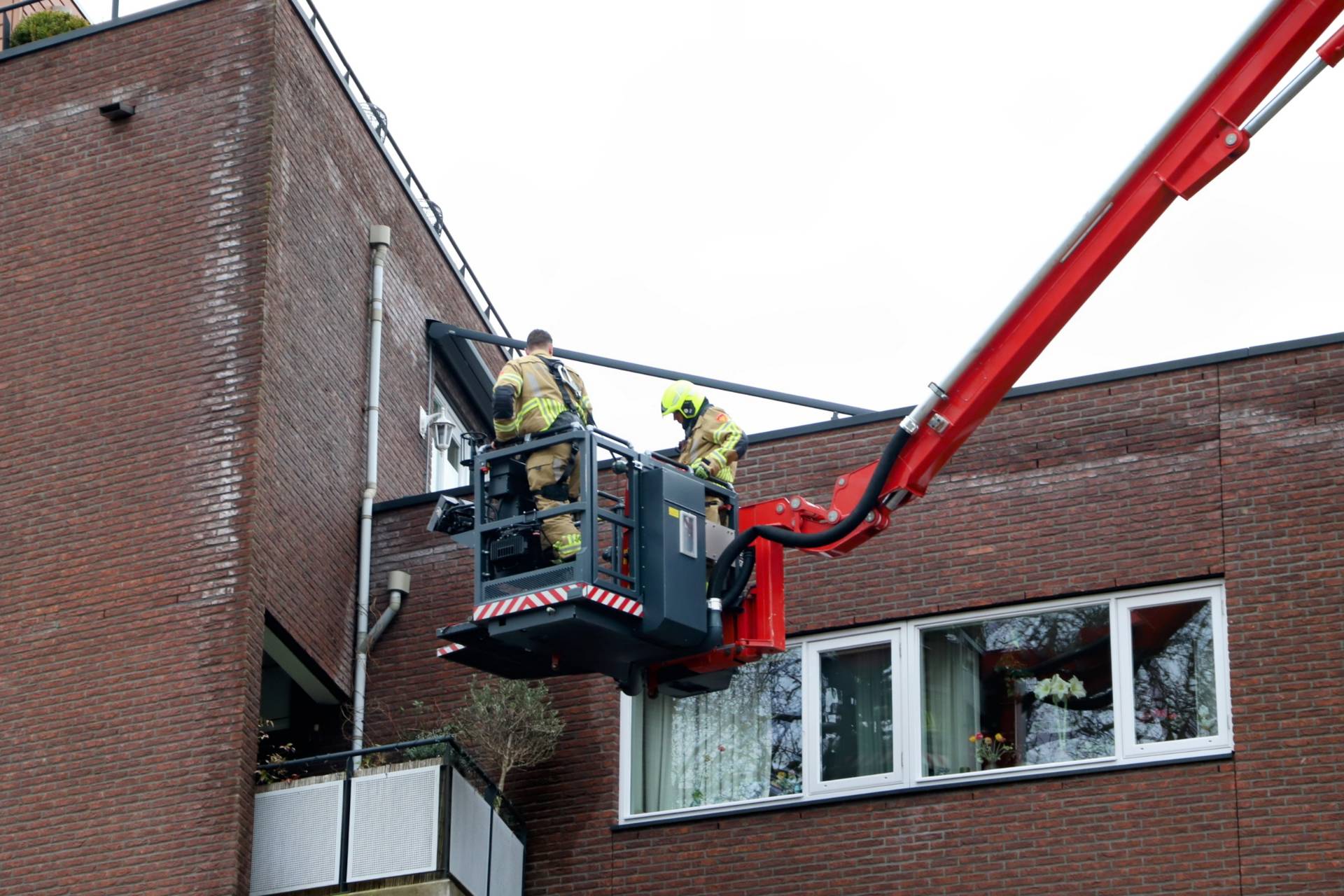 Brandweer helpt vrouw woning in na buitensluiting