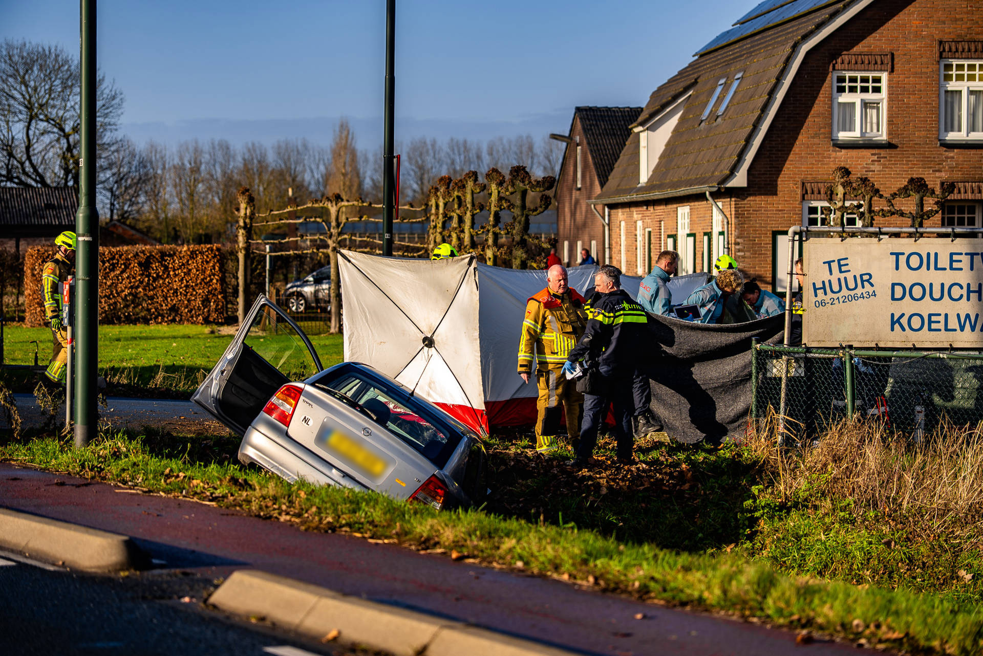 Persoon overleden bij eenzijdig verkeersongeval, auto in sloot