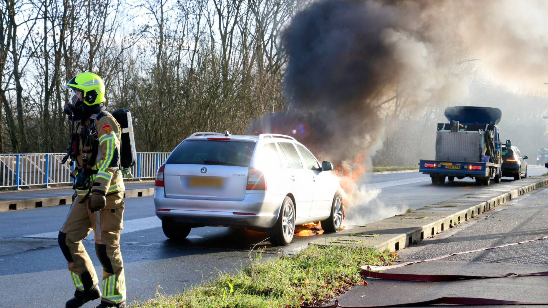 Auto in brand op provincialeweg