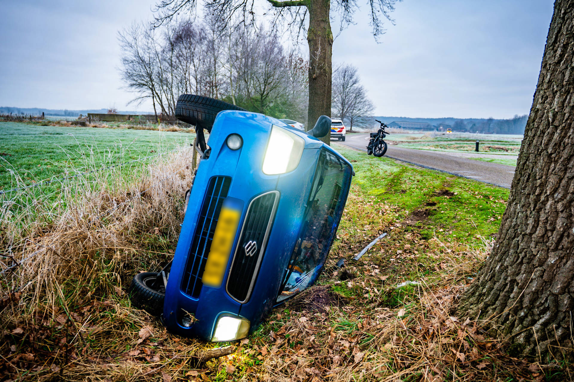 Automobiliste belandt door gladheid op zijkant