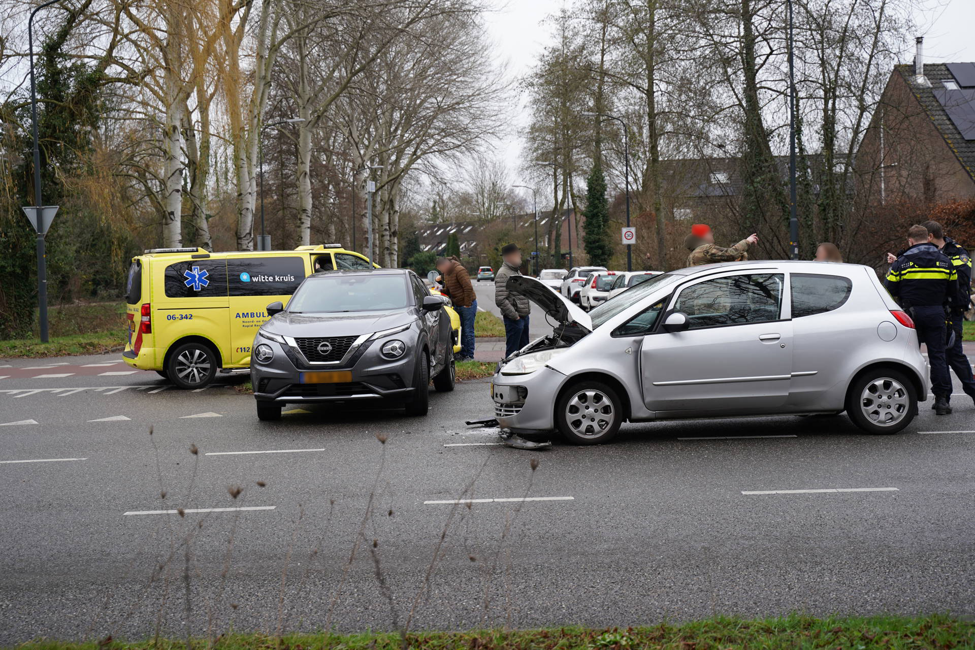Twee auto’s zwaar beschadigd na botsing op kruising