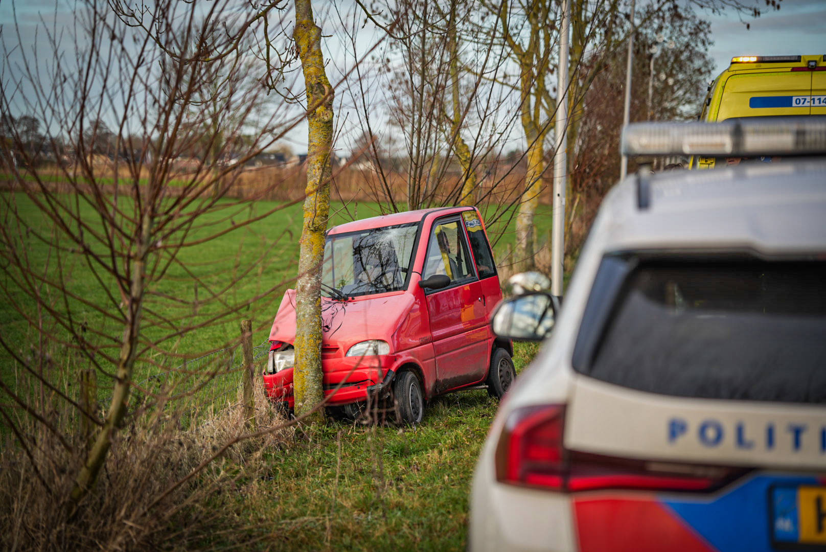 Canta botst tegen boom, bestuurder naar ziekenhuis