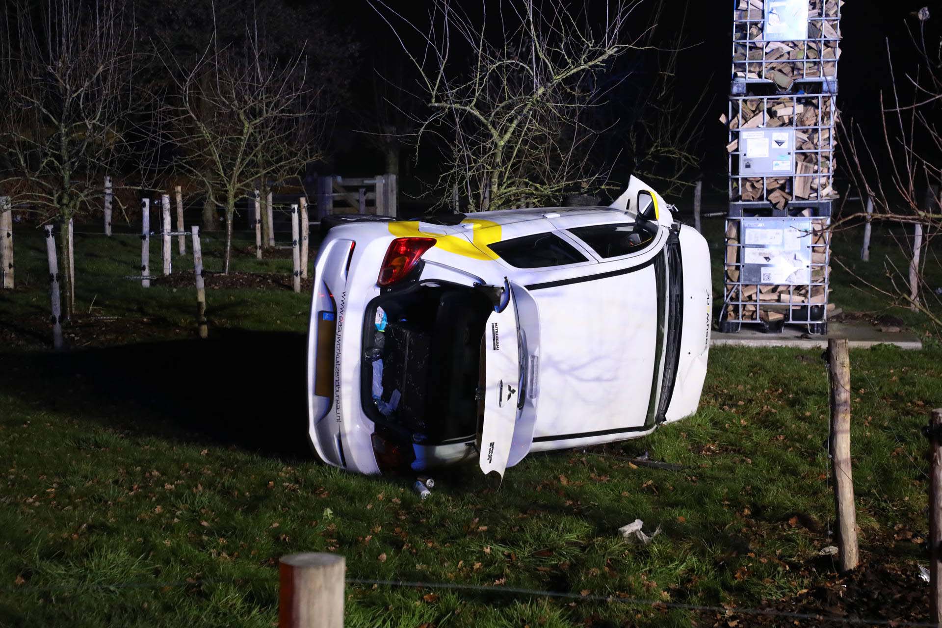 Automobilist onder invloed slaat over de kop en belandt in weiland