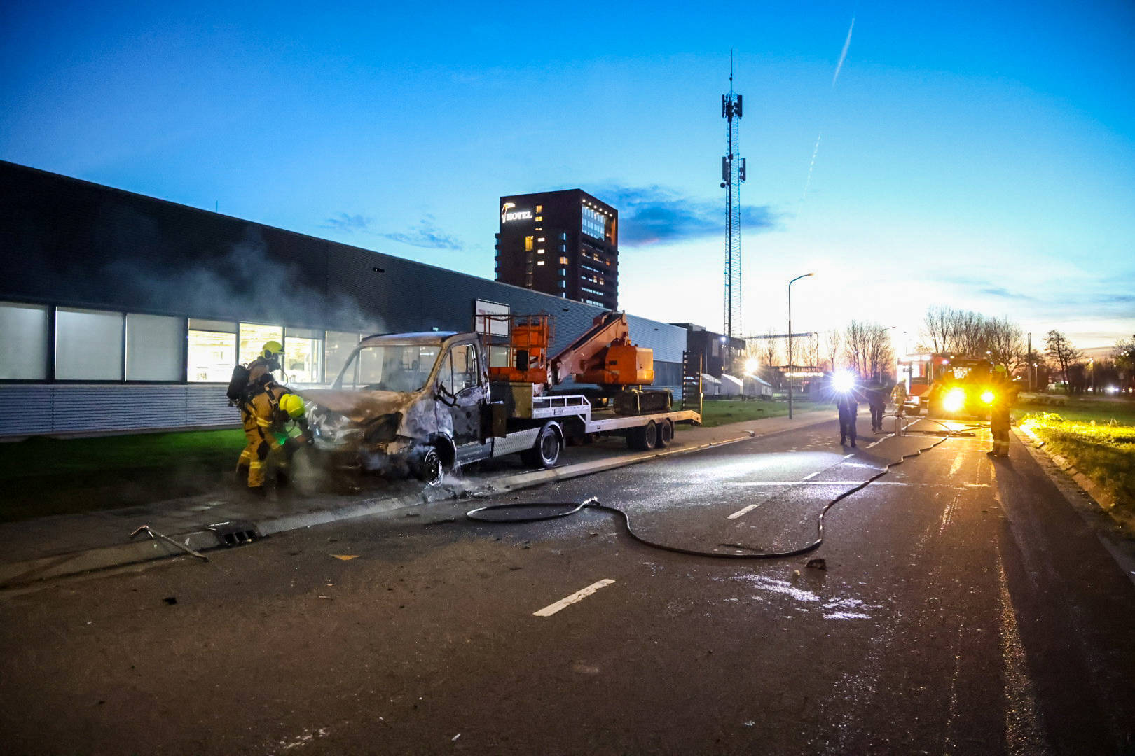Bestelbus brandt volledig uit op industrieterrein