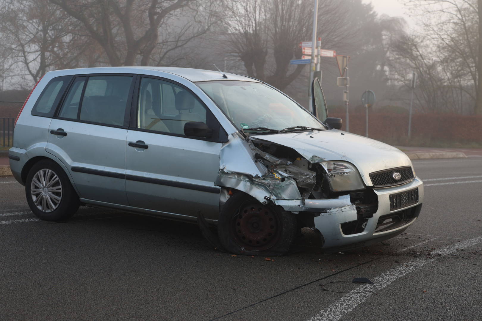 Auto vliegt uit bocht en botst tegen hek van brug