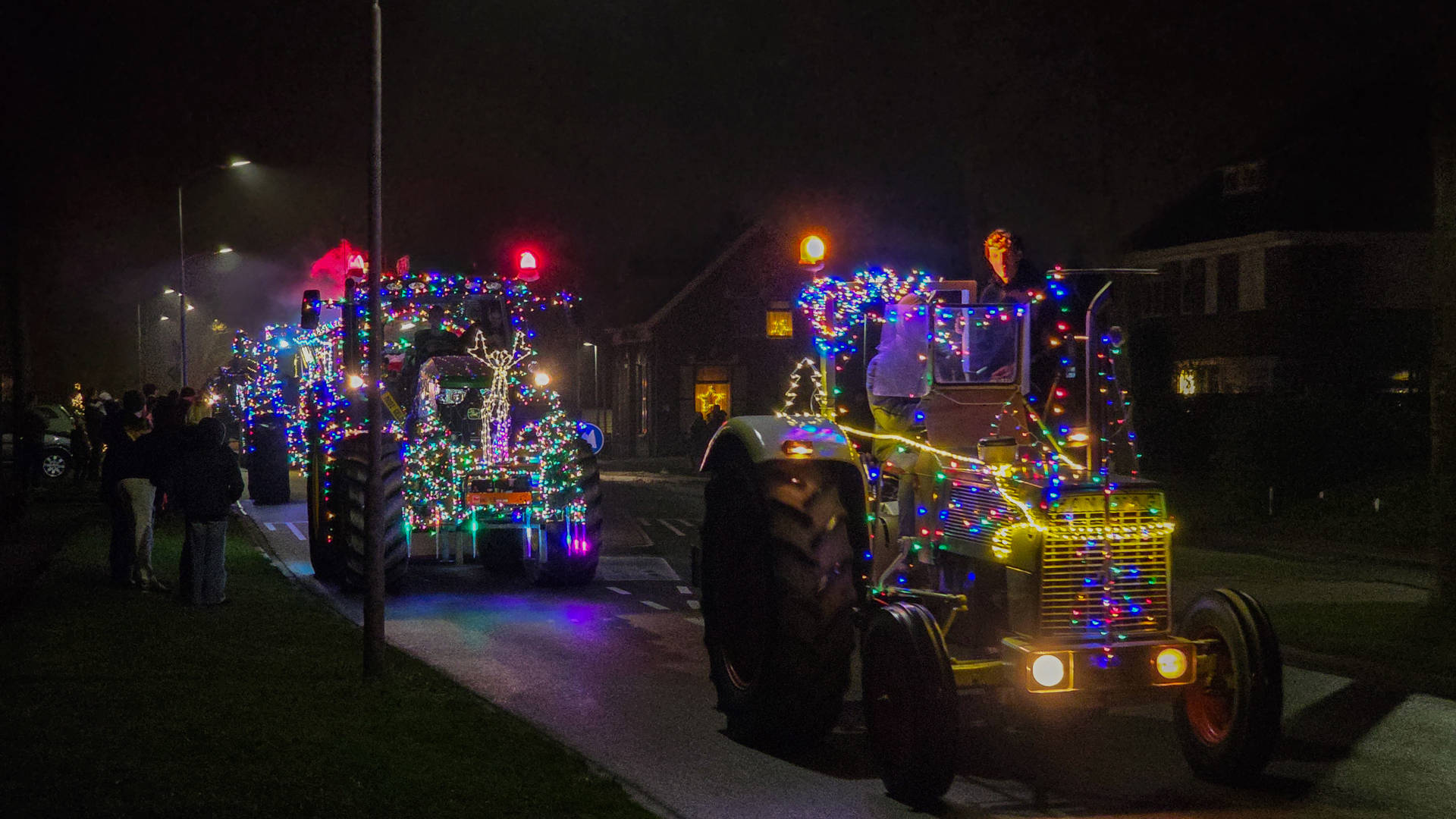 Veel bekijks bij verlichte trekkertocht voor zorgbewoners