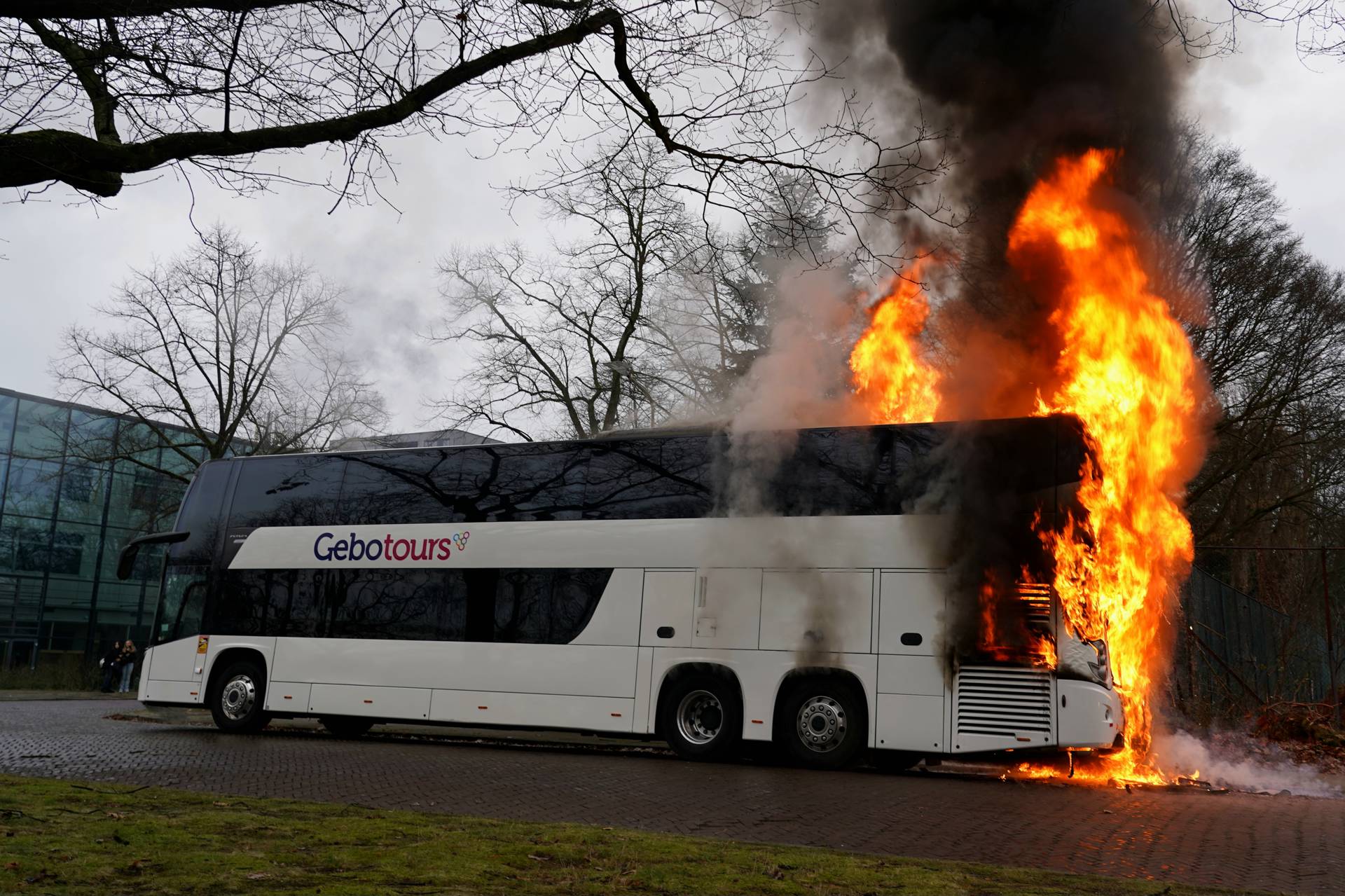 Tourbus vliegt in brand met ouders en kinderen aan boord