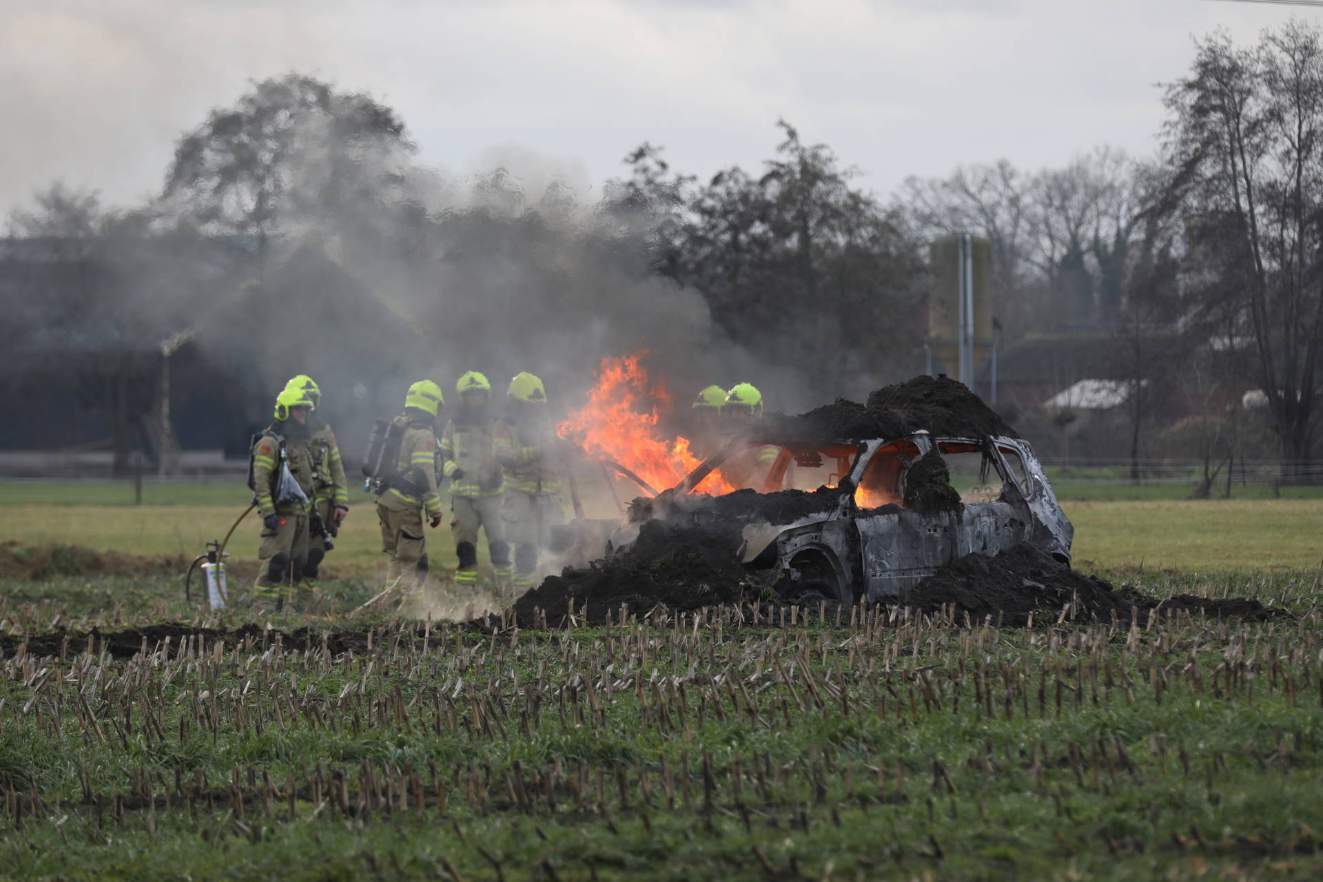 Auto in brand gestoken in weiland, politie doet onderzoek