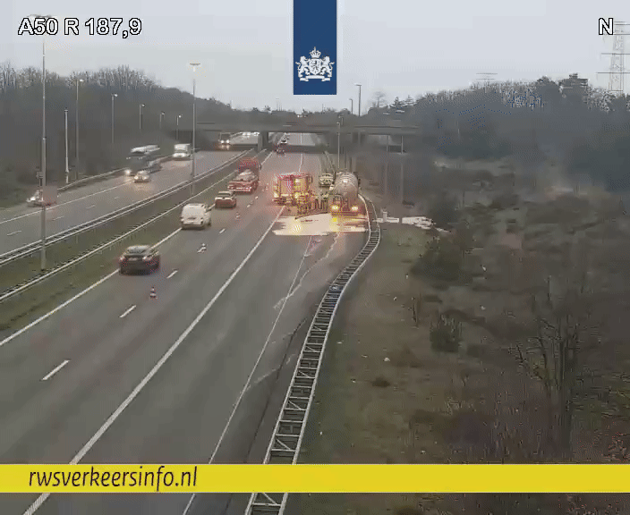 Twee rijstroken dicht door lekkende afvalstoffen op snelweg