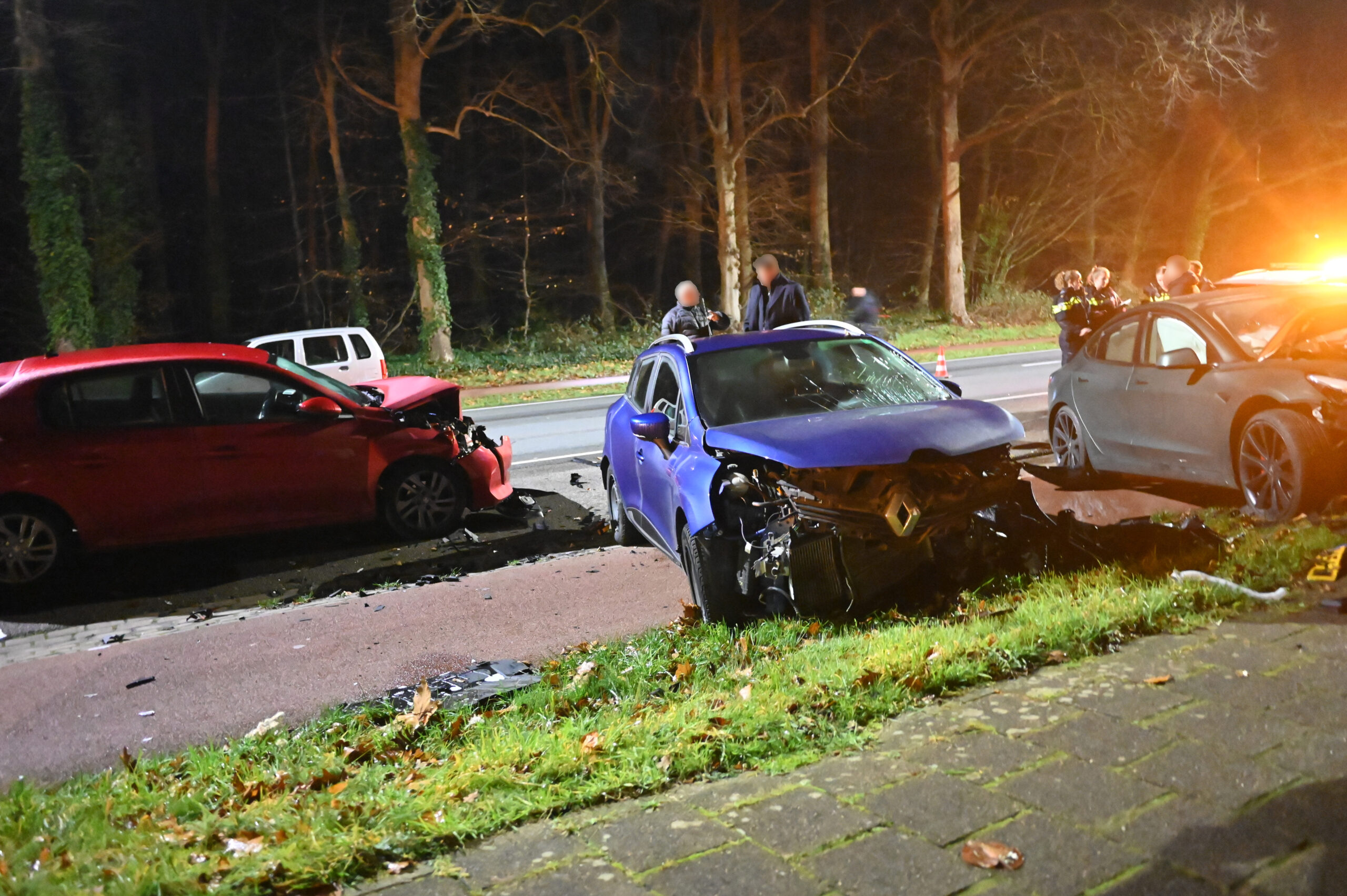 Tesla botst tijdens inhaalpoging op drie geparkeerde auto’s