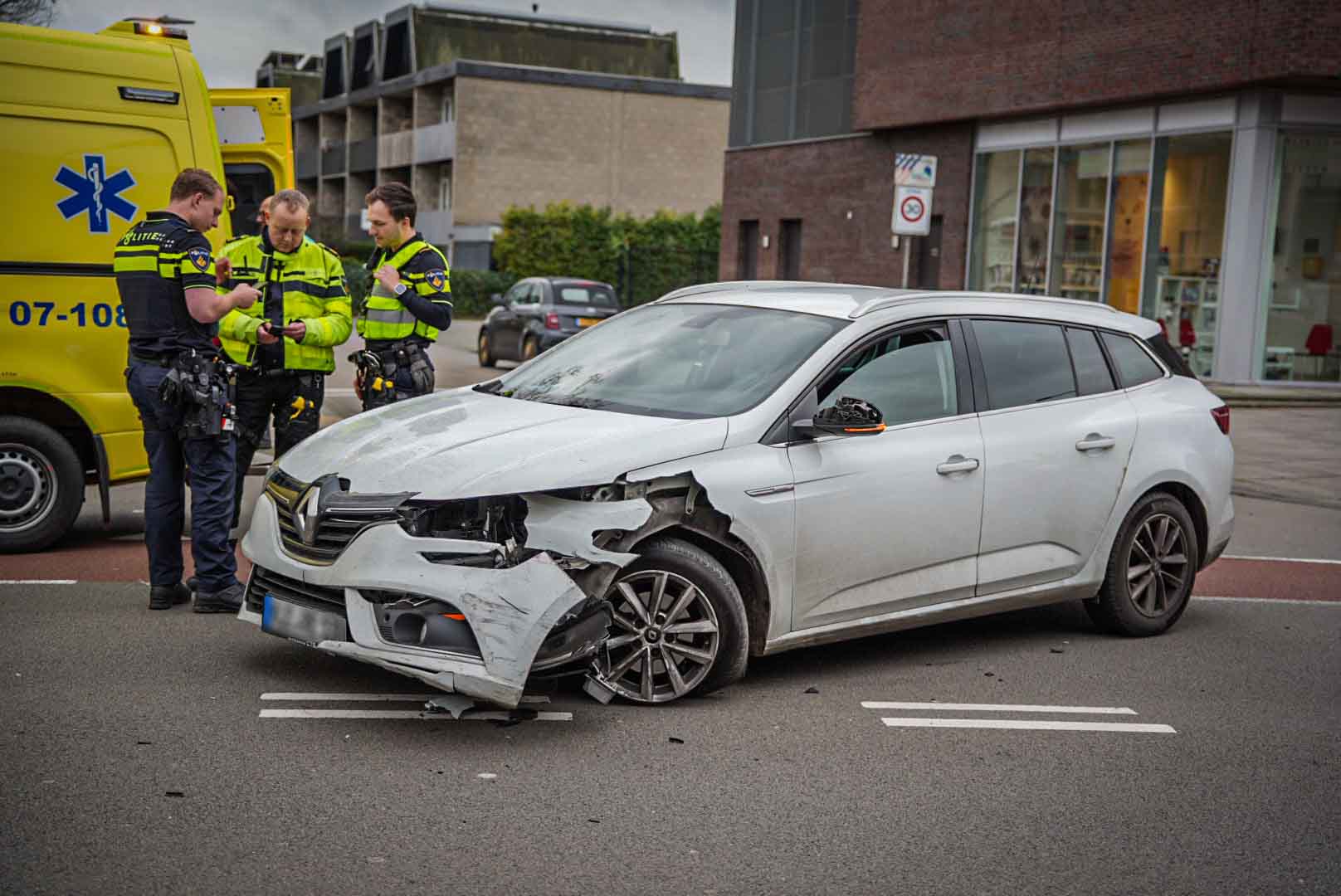 Twee auto’s afgesleept na aanrijding