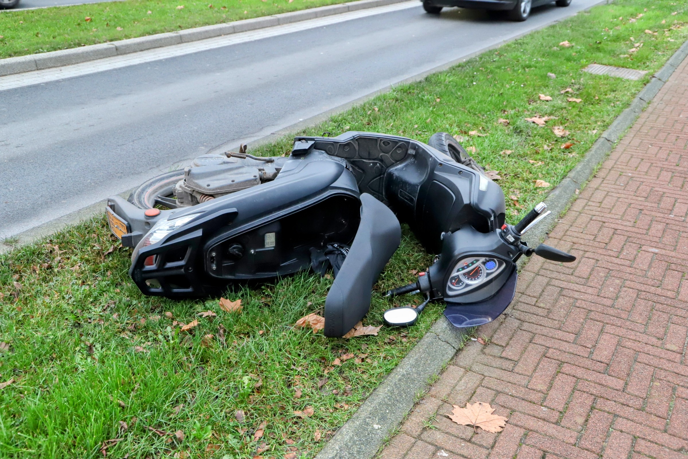 Scooterrijder ten val bij aanrijding met auto