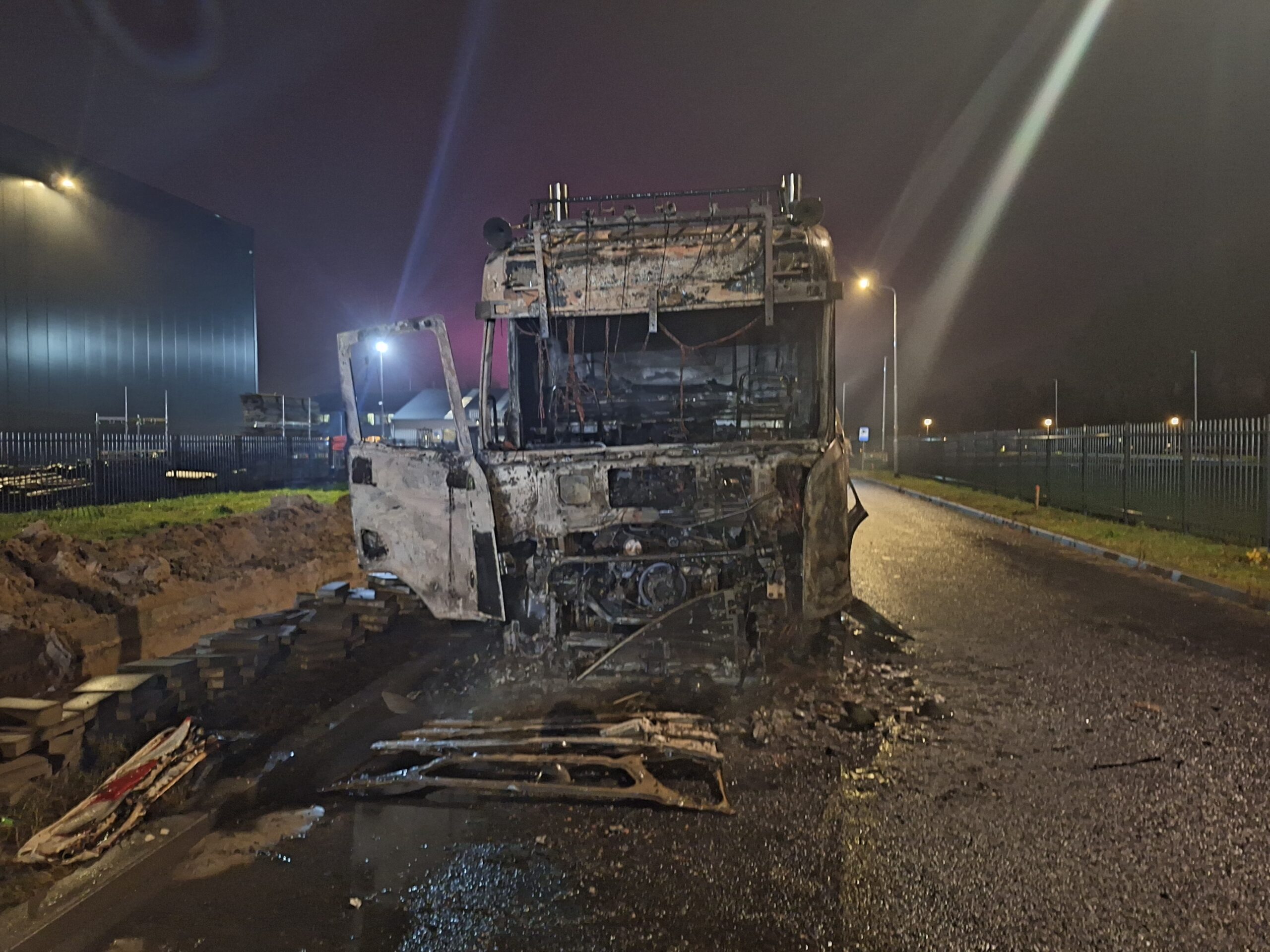 Vrachtwagen volledig uitgebrand, onderzoek naar oorzaak loopt