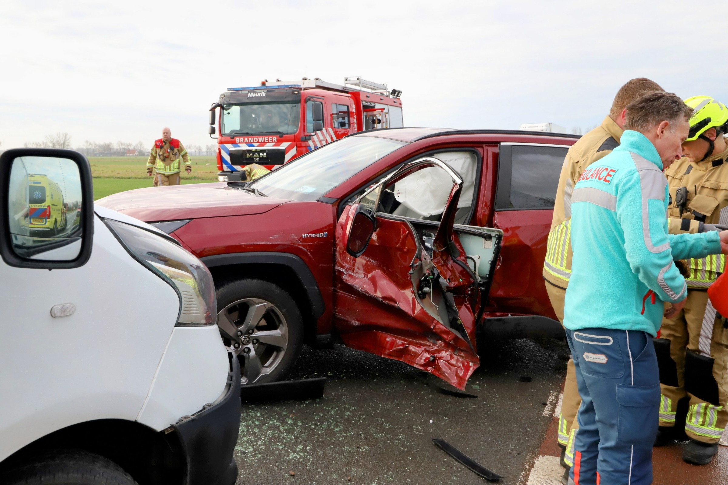 Bestuurder bevrijd na aanrijding tussen bedrijfsbus en auto