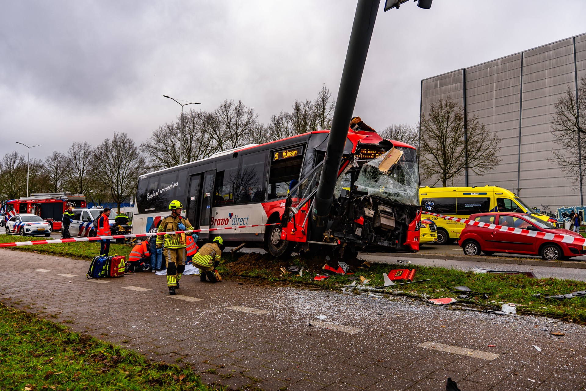 Stadsbus raakt van de weg en botst op paal, acht inzittenden naar het ziekenhuis