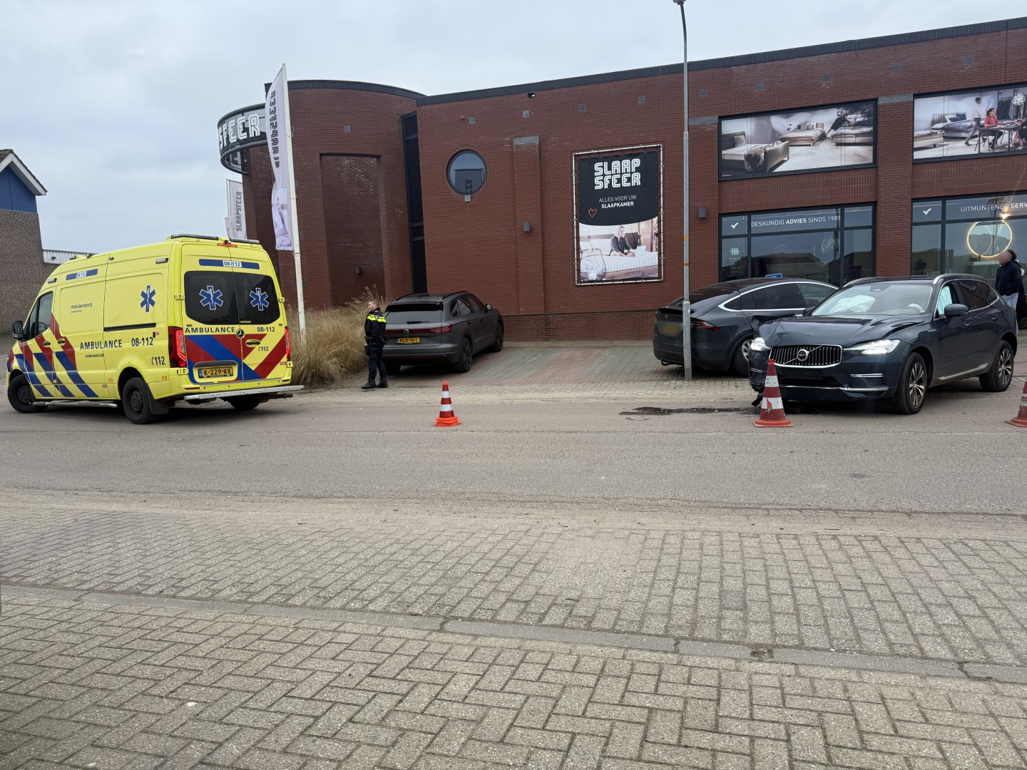 Volvo botst bij wegrijden tegen geparkeerde Tesla