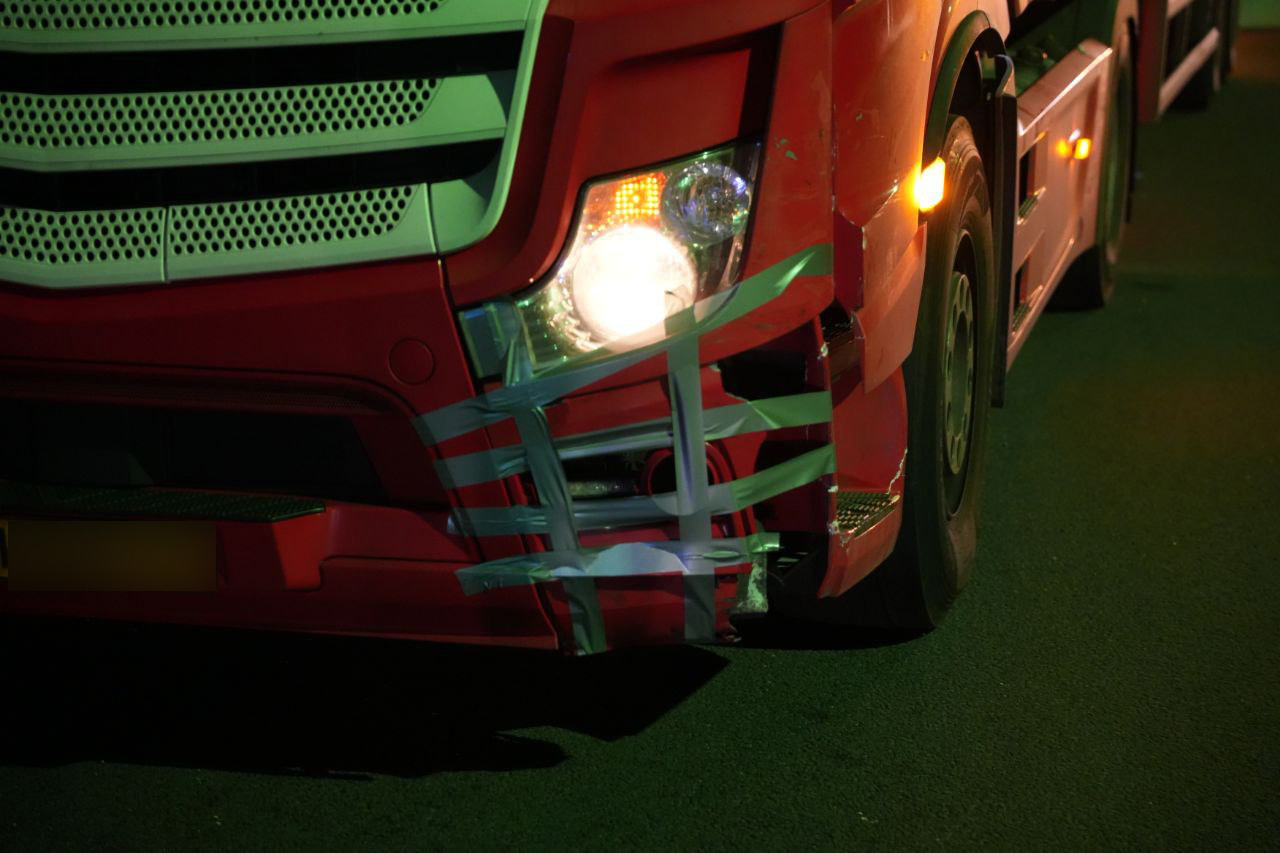 Auto botst op vrachtwagen en rijdt paal omver