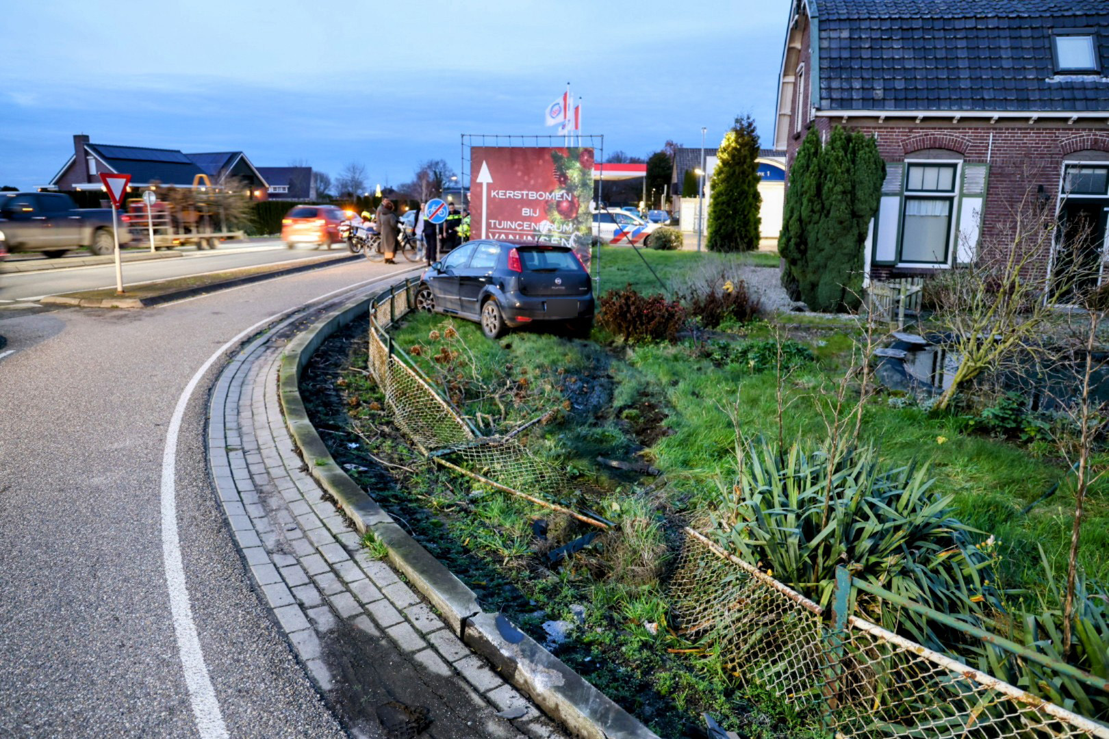 Bestuurder belandt in voortuin en wordt aangehouden