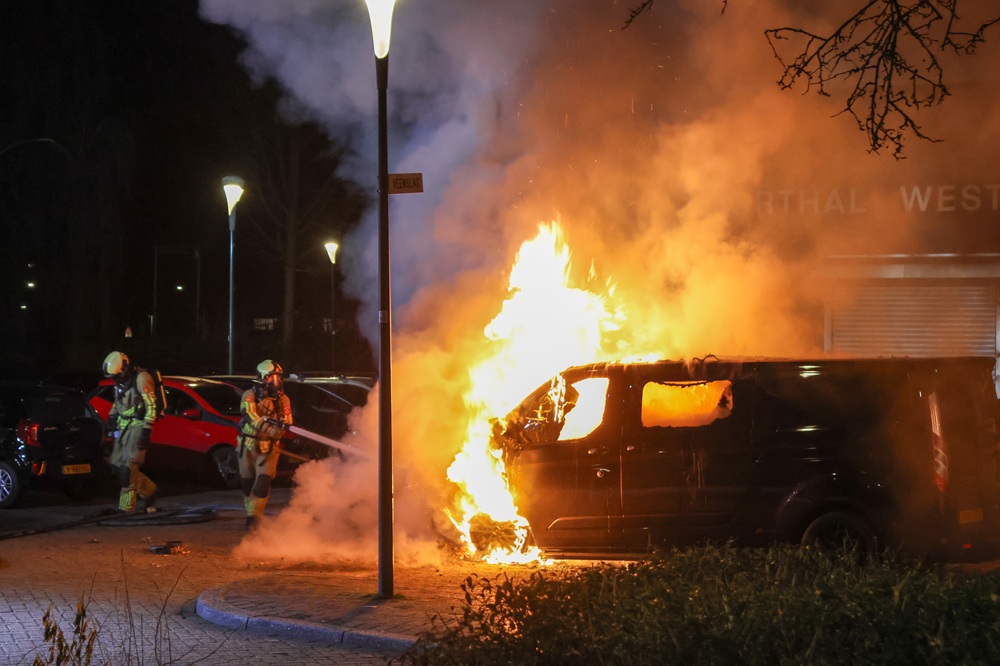 Bestelbus uitgebrand bij winkelcentrum