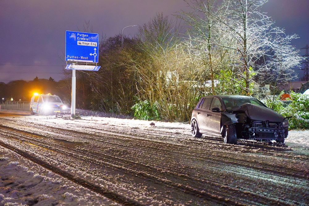 Auto botst tegen verkeerspaal tijdens sneeuwbui