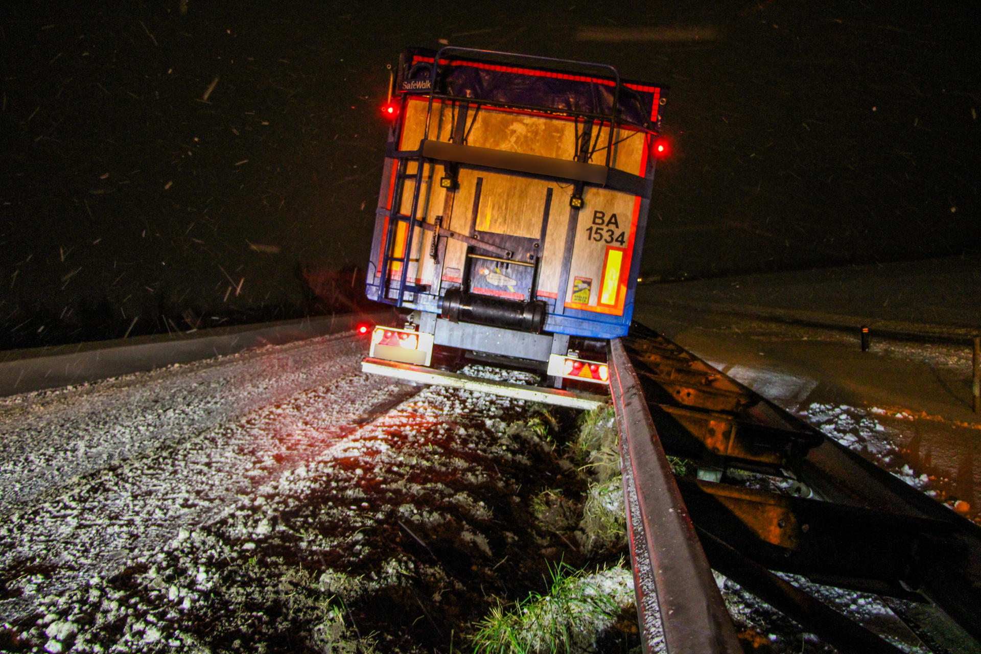 Vrachtwagen met aardappelen belandt naast weg door gladheid