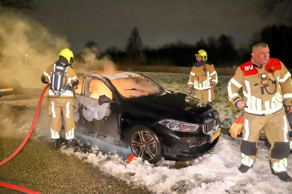 Explosief materiaal aangetroffen bij brandende auto