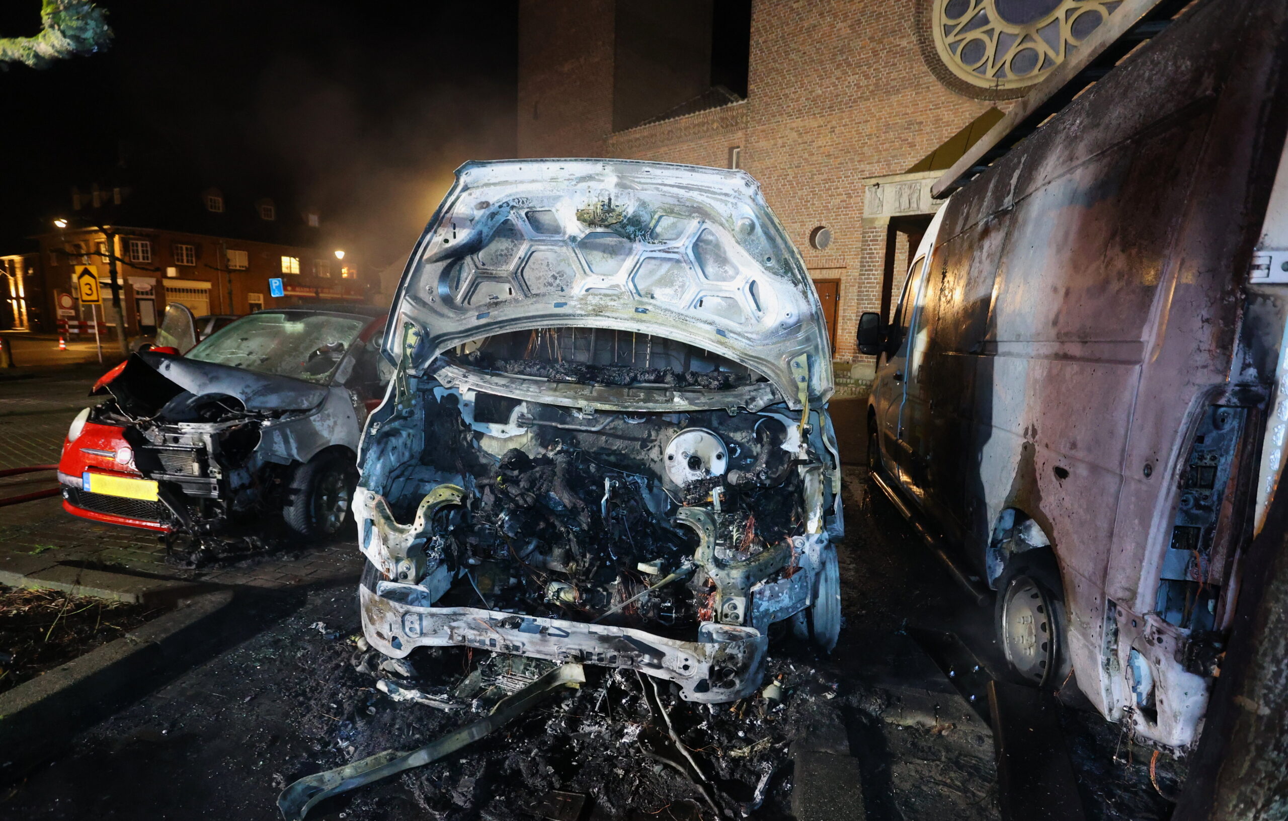 Drie geparkeerde voertuigen uitgebrand