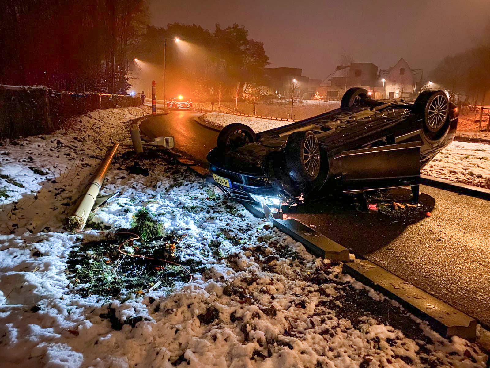 Auto vliegt over de kop, bestuurder gevlucht