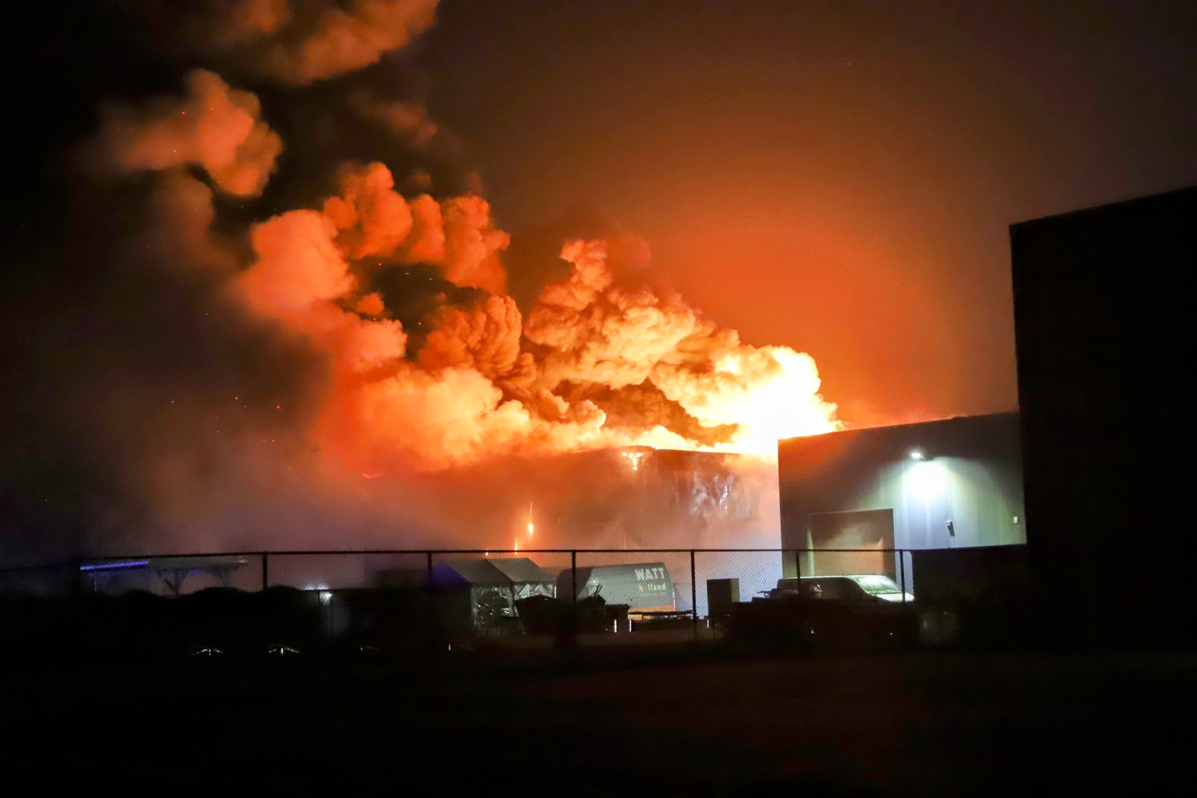 Zeer grote brand bij carrosseriebedrijf