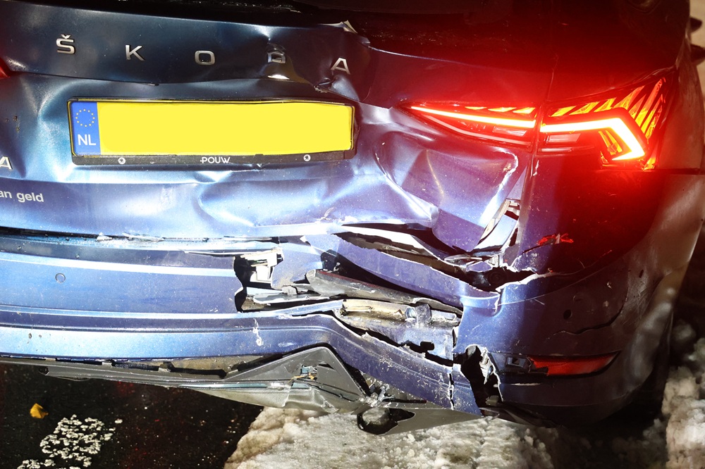 Auto botsen in Arnhem door gladheid