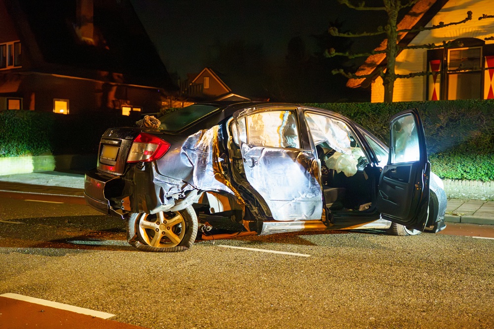 Auto crasht, twee gewonden naar ziekenhuis