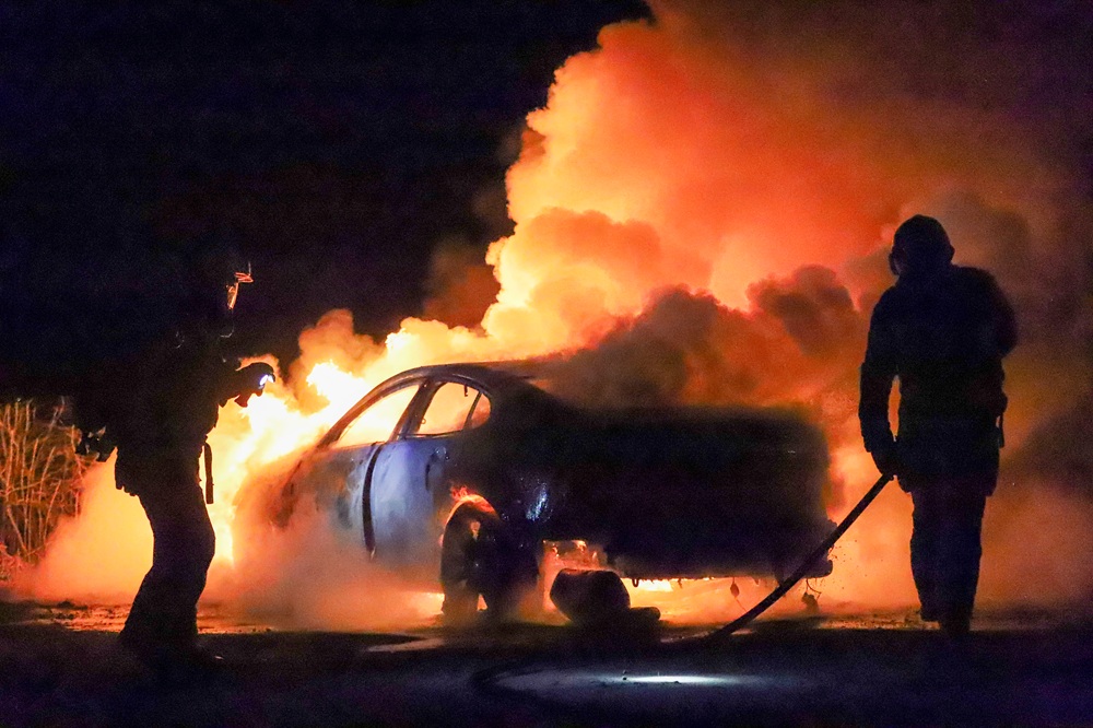 Jaguar in lichterlaaie op parkeerplaats