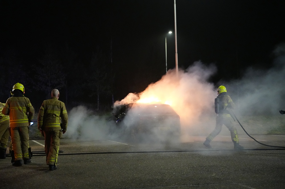 Auto in brand op carpoolplaats