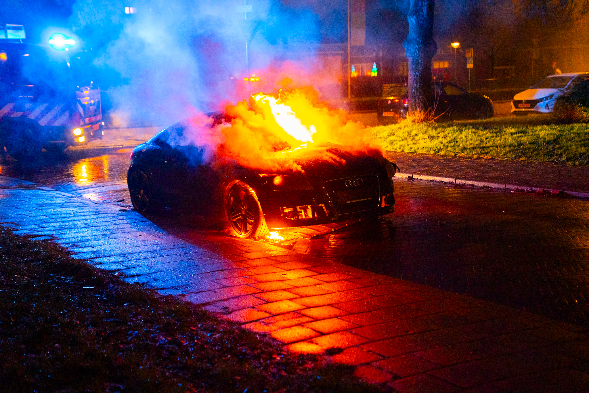 Auto in brand gestoken in Arnhem, politie doet onderzoek