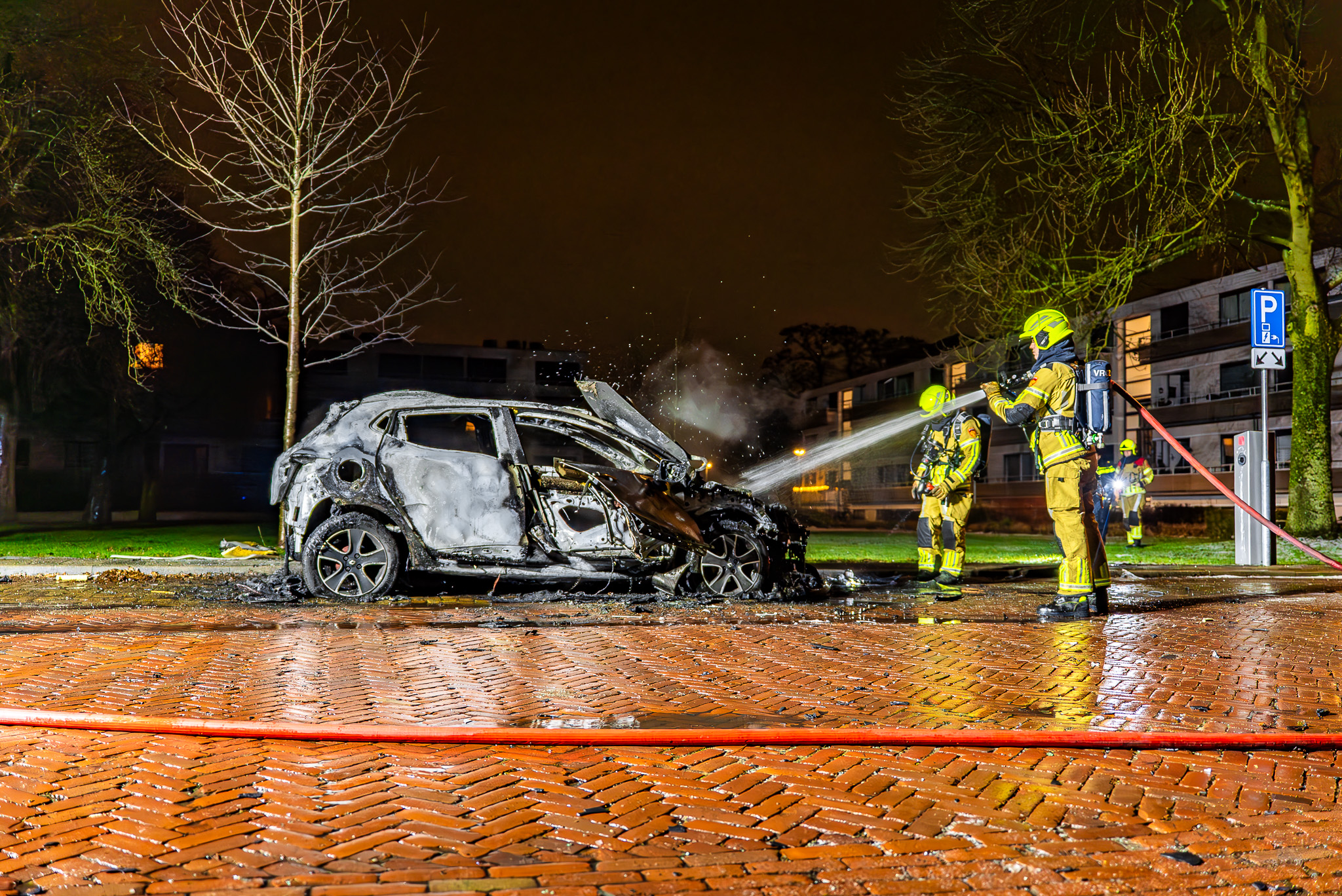 Geparkeerde auto uitgebrand, politie onderzoekt brandstichting