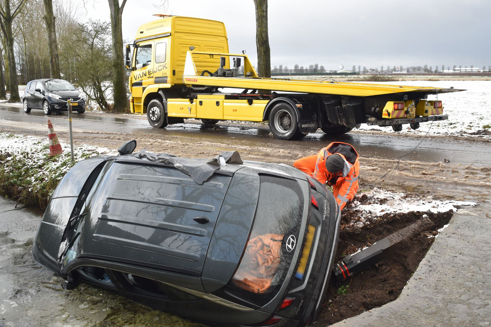 Postbezorger belandt met auto in sloot