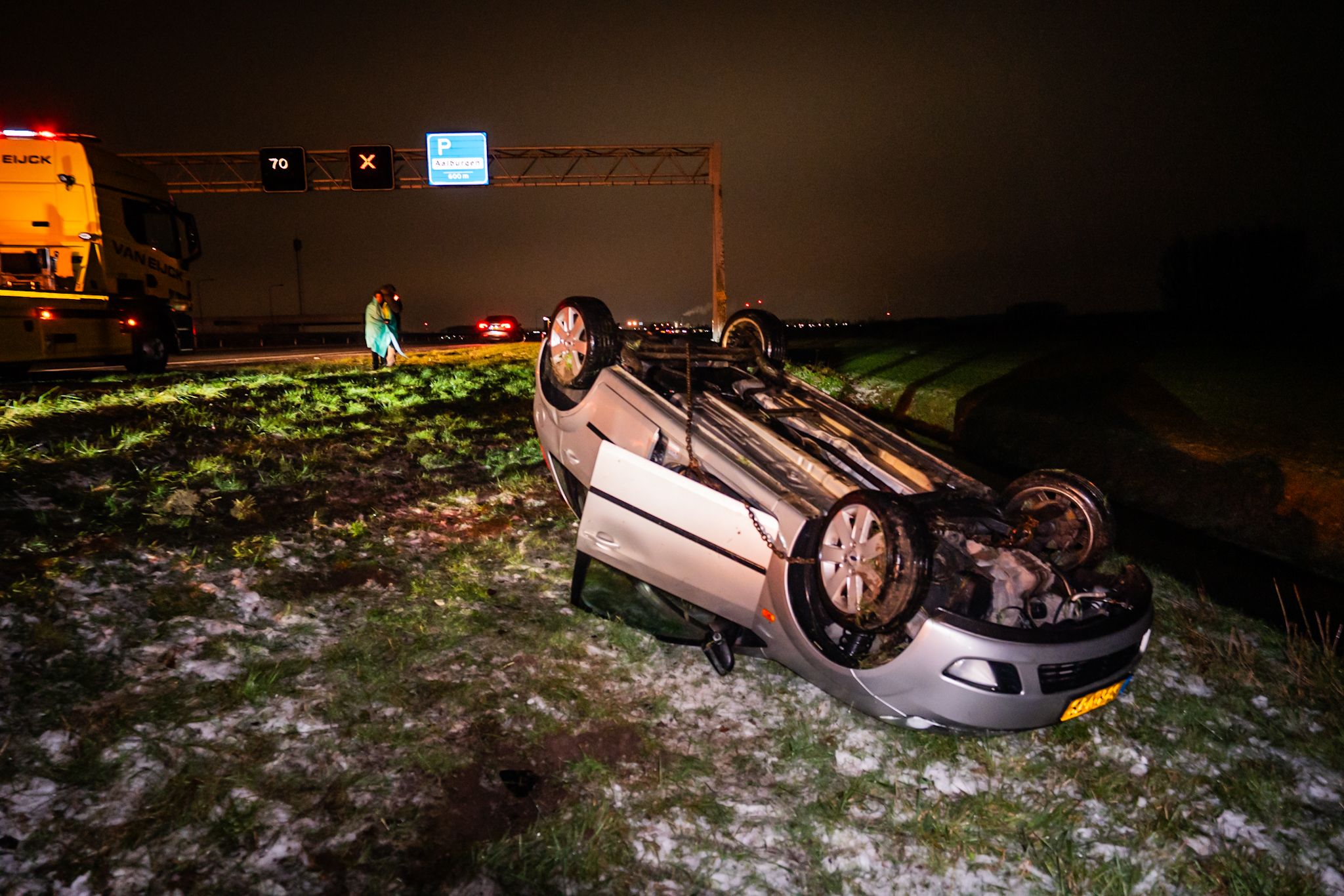 Auto over de kop door spekgladde snelweg