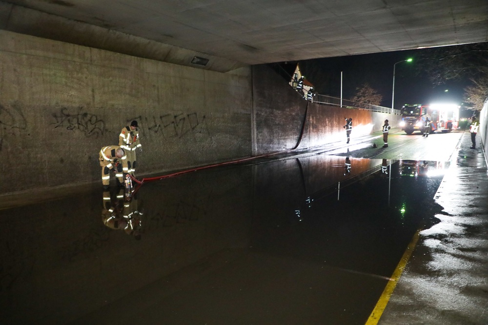 Wateroverlast in tunnel onder snelweg na nachtelijke bui