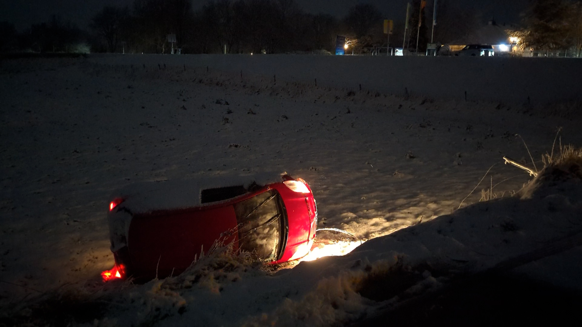 Twee auto’s van de dijk af tijdens hevige sneeuwval