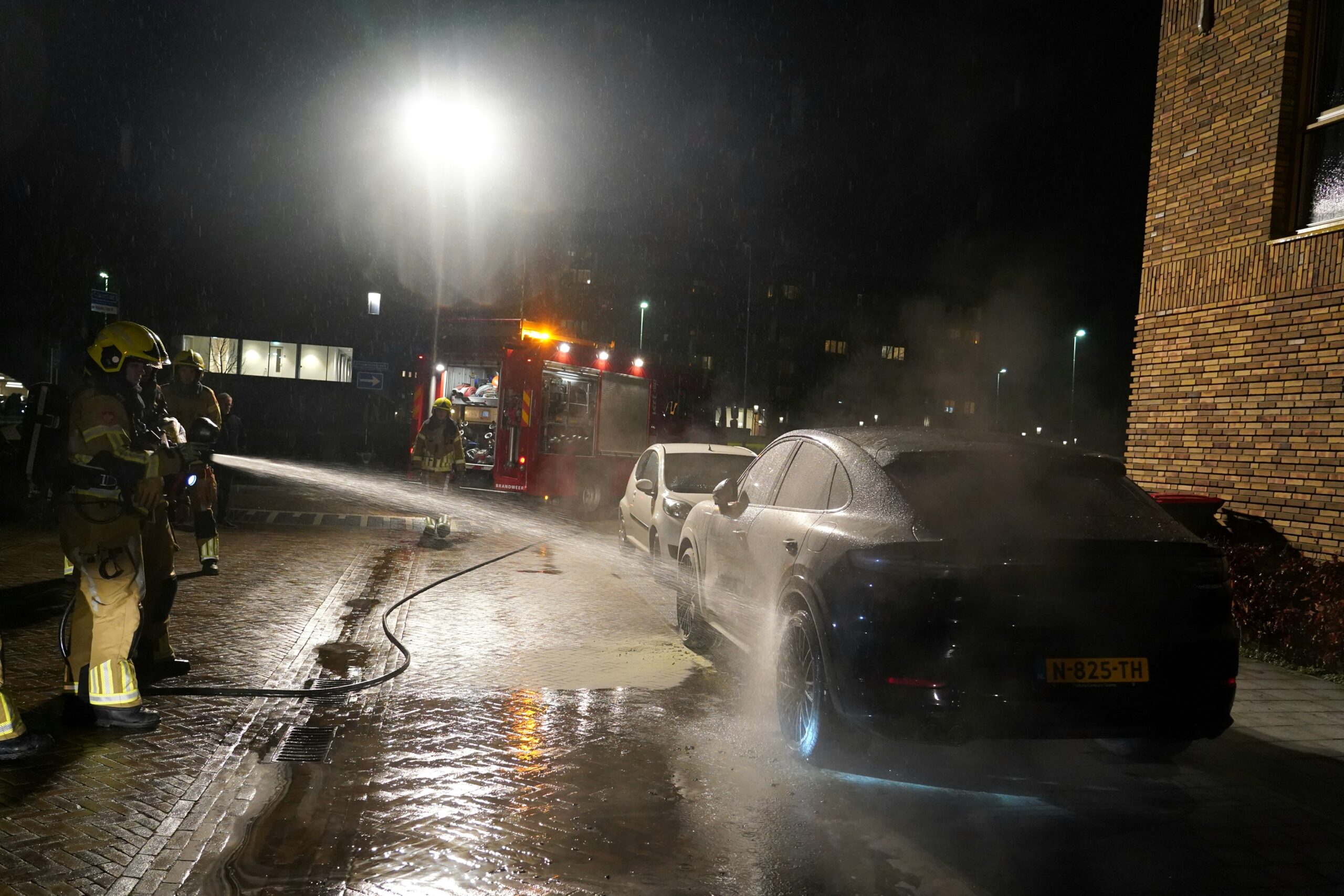 Alerte buurtbewoner blust autobrand