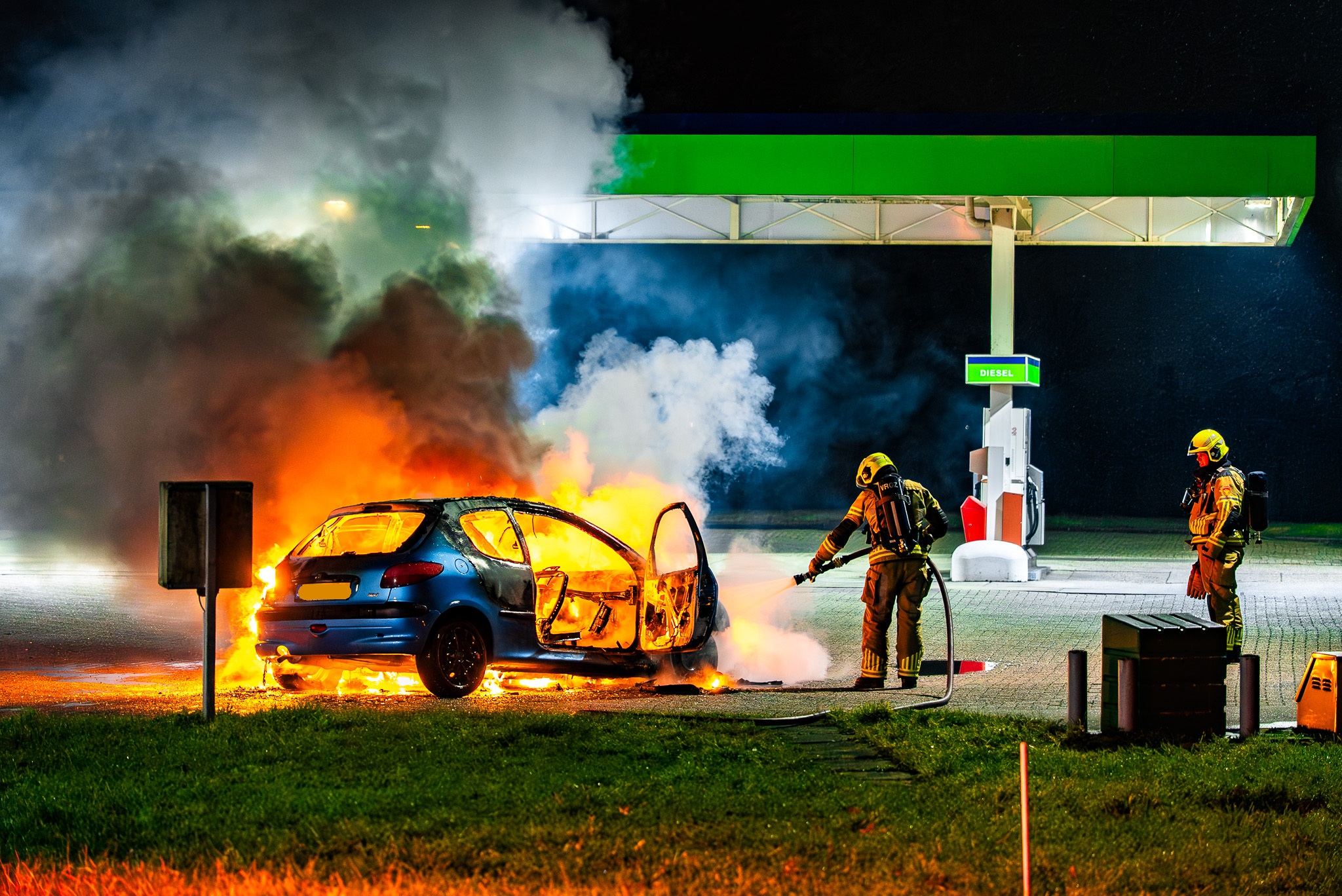 Auto vliegt in brand, vier inzittenden met schrik vrij
