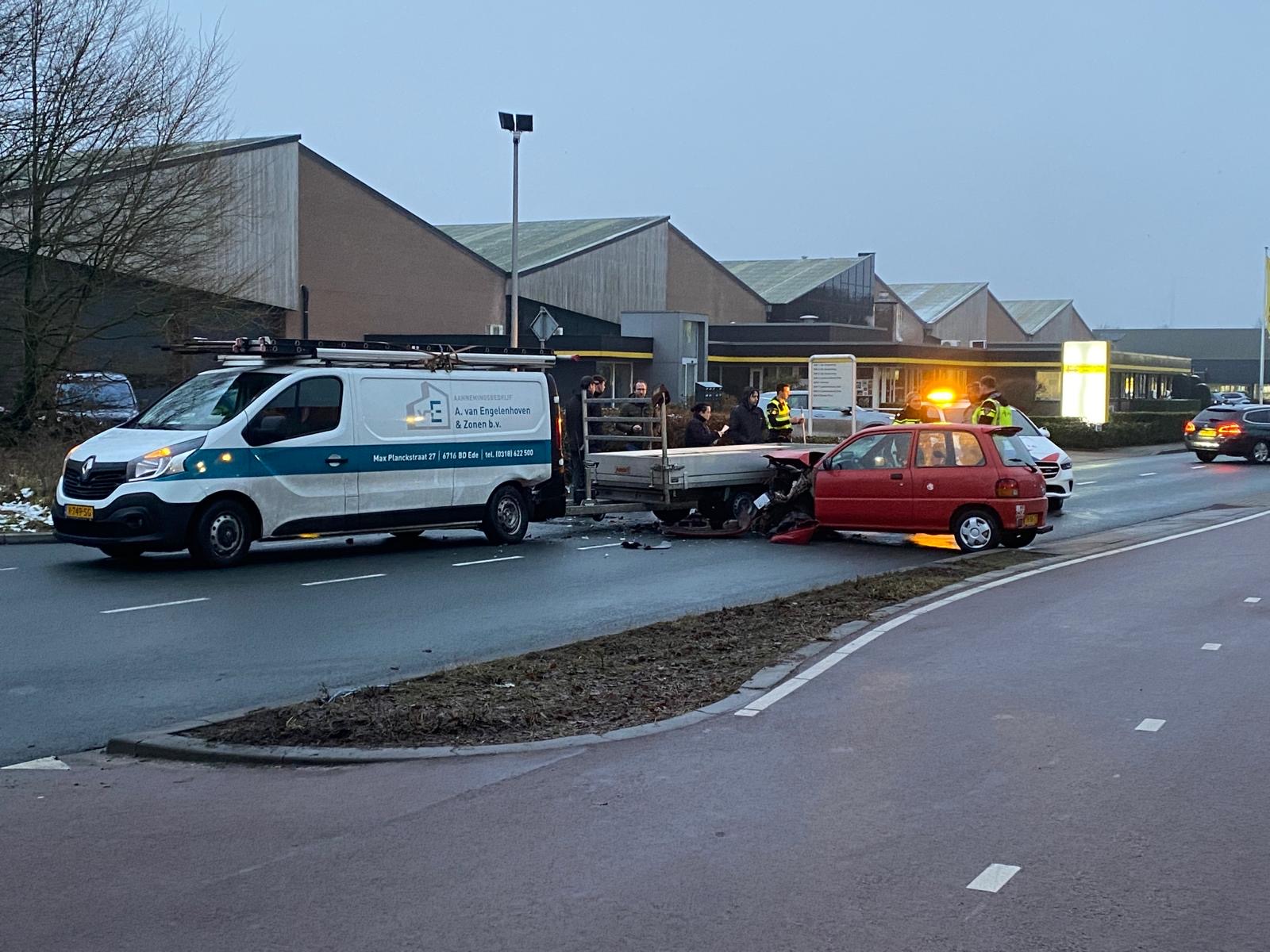 Veel schade door ongeval, weg dicht voor verkeer