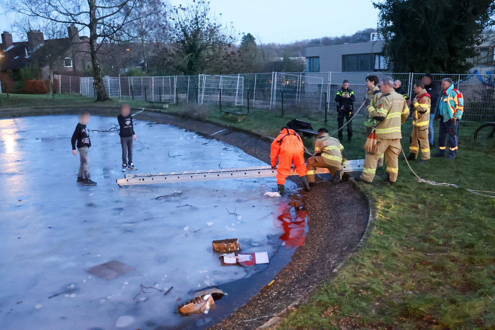 Twee jongens gered van krakend ijs