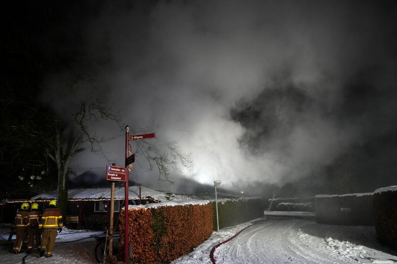 Grote brand in schuur met landbouwvoertuigen, opgeschaald om overslag te voorkomen