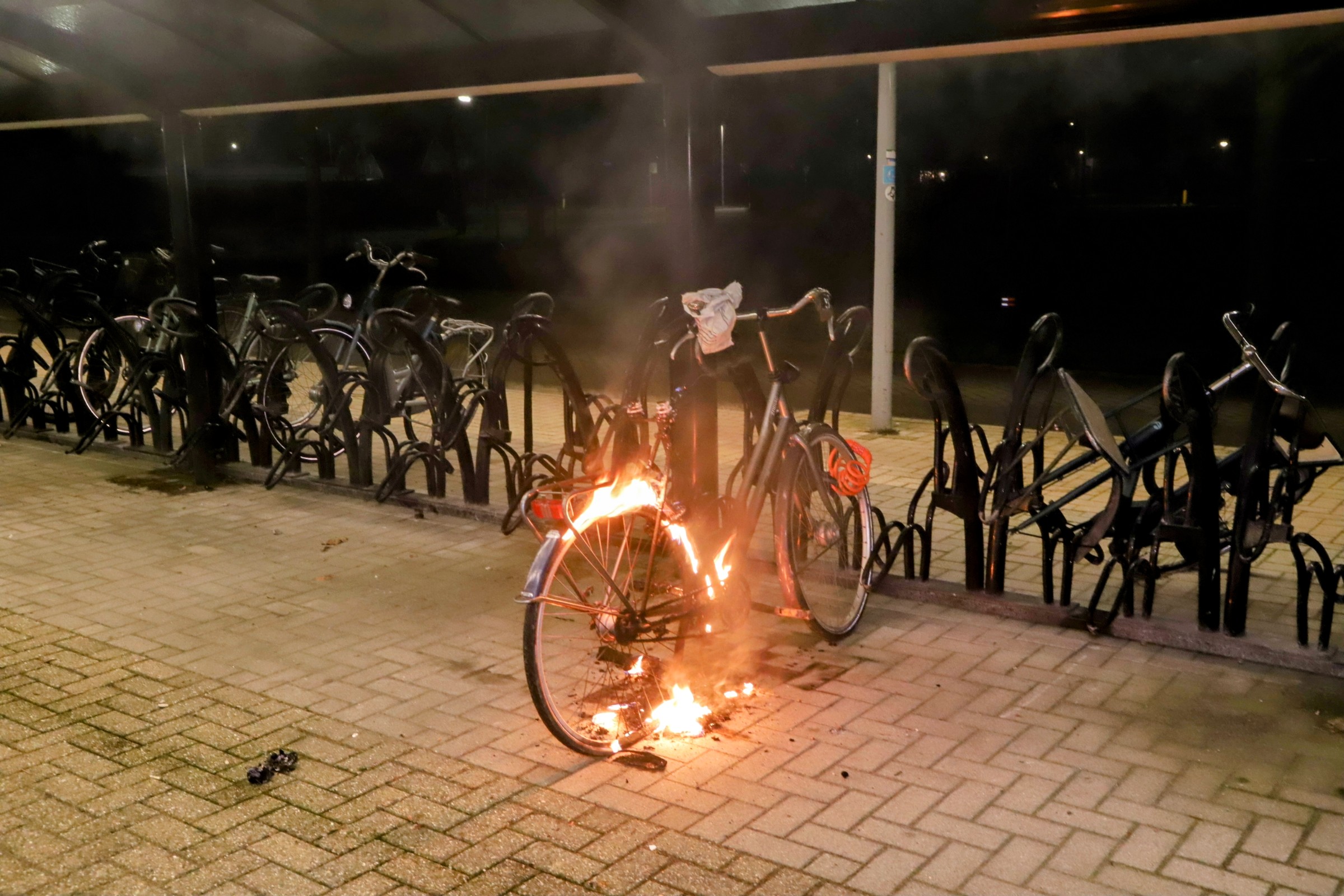 Fiets in brand gestoken bij station